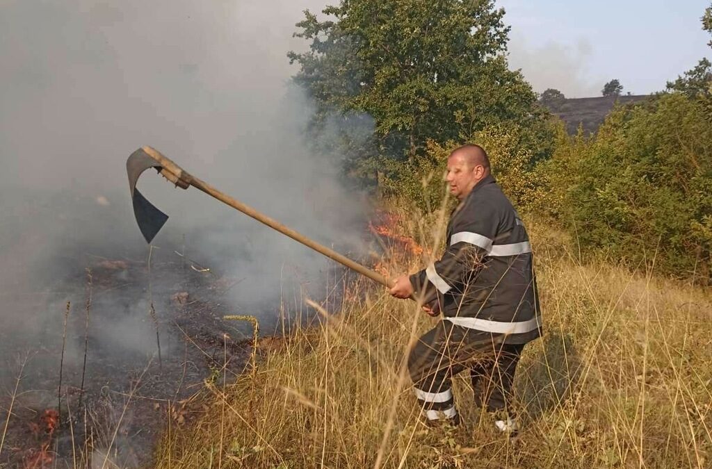 Над 100 огнеборци следят пожара край Воден, критичната точка е между Странджа и Крайново