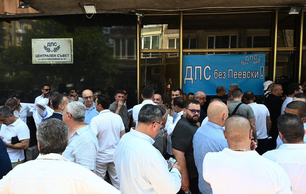 Двама души скъсаха плакатите "ДПС без Пеевски" залепени на партийната централа