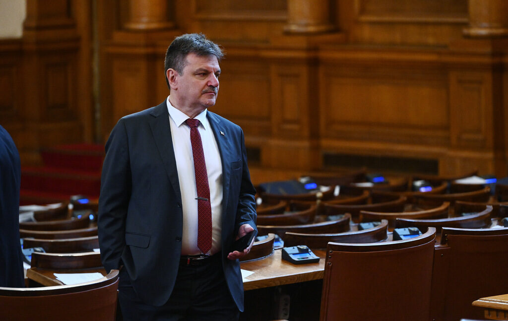 Симидчиев предупреди за риск след взрива за страдащите от тежки хронични заболявания