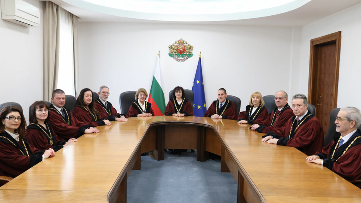 "Денвник" публикува в пълния им обем мотивите към Решение №13 от 26 юли 2024 г. на Конституционния съд за промените в основния закон. "Денвник" публикува в пълния им обем мотивите към Решение №13 от 26 юли 2024 г. на Конституционния съд за промените в основния закон.