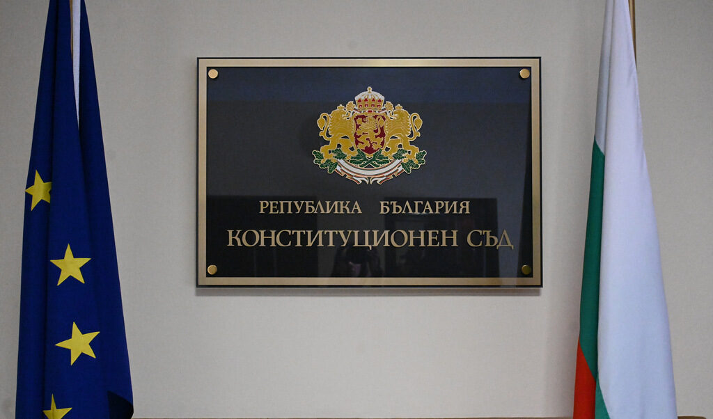 В нея няма нищо съдържателно юридическо, а по-скоро е израз на кастова принадлежност към един отъждествил се с гласа и волята на суверена олигархично-политически елит. В нея няма нищо съдържателно юридическо, а по-скоро е израз на кастова принадлежност към един отъждествил се с гласа и волята на суверена олигархично-политически елит.