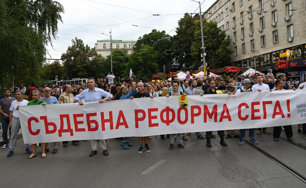 Единствената ни възможност за борба с превзетата държава е в преследване на дългосрочни цели - образование, морал и етика, които да не позволят възпроизвеждането на още чудовища. Единствената ни възможност за борба с превзетата държава е в преследване на дългосрочни цели - образование, морал и етика, които да не позволят възпроизвеждането на още чудовища.