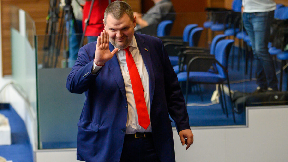 По предложение на Пеевски, който не е член на временната комисия, бяха поканени за изслушване Христо Иванов и Лозан Панов По предложение на Пеевски, който не е член на временната комисия, бяха поканени за изслушване Христо Иванов и Лозан Панов