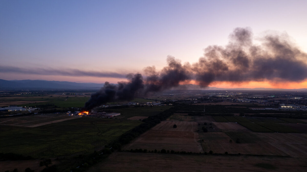 Двама пожарникари пострадаха при гасенето на огъня край Пловдив, въздухът не е замърсен Двама пожарникари пострадаха при гасенето на огъня край Пловдив, въздухът не е замърсен