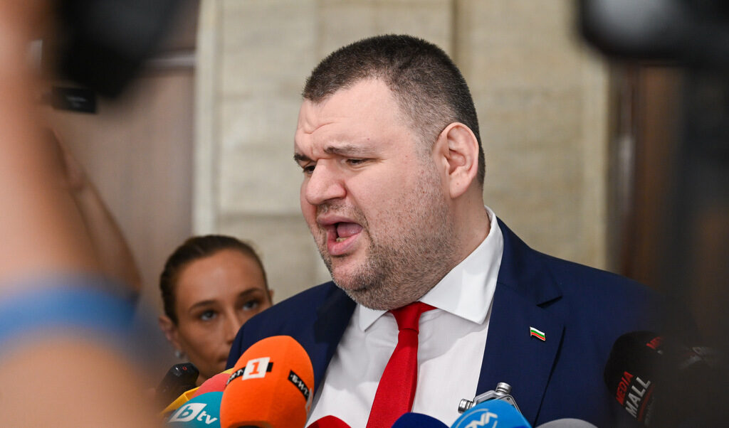 Пеевски: Радев е в пълна зависимост от един селски кръчмар