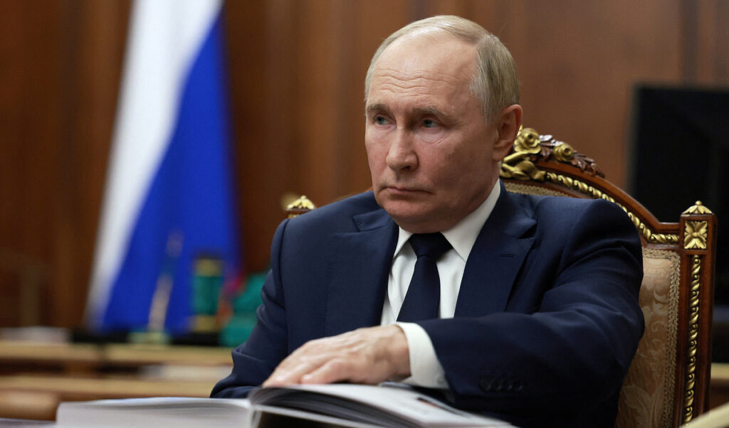 Путин е помилвал 13-те затворници, освободени при размяната