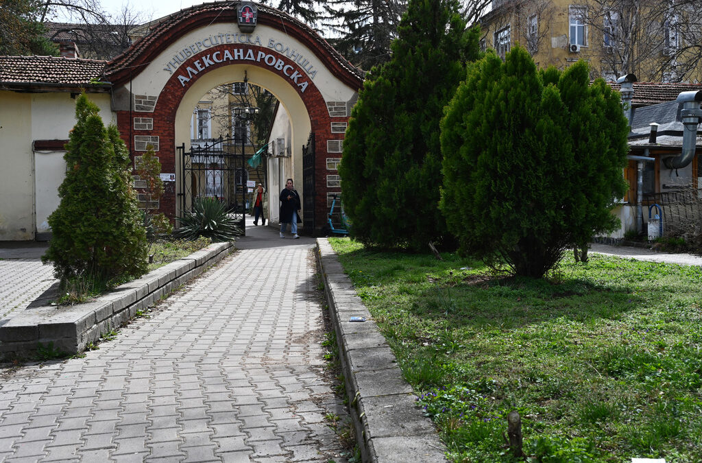 Държавата обещава да намери решение за непотърсените трупове в "Александровска"