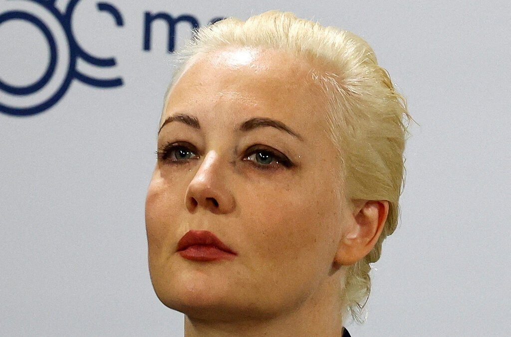 Москва издирва вдовицата на Навални по 12 обвинения