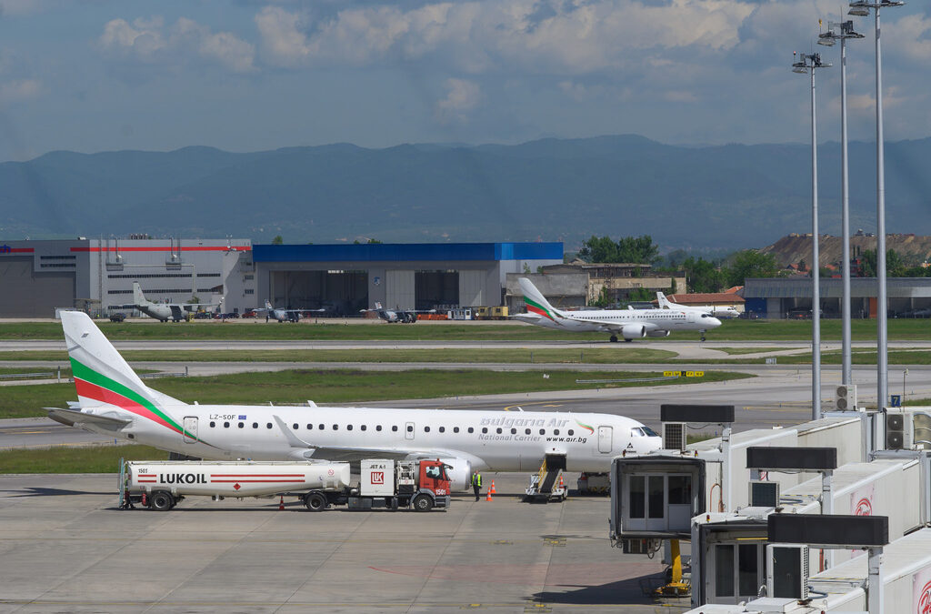 Летище София Терминал 2 самолет самолет Bulgaria Air цистерна Лукойл