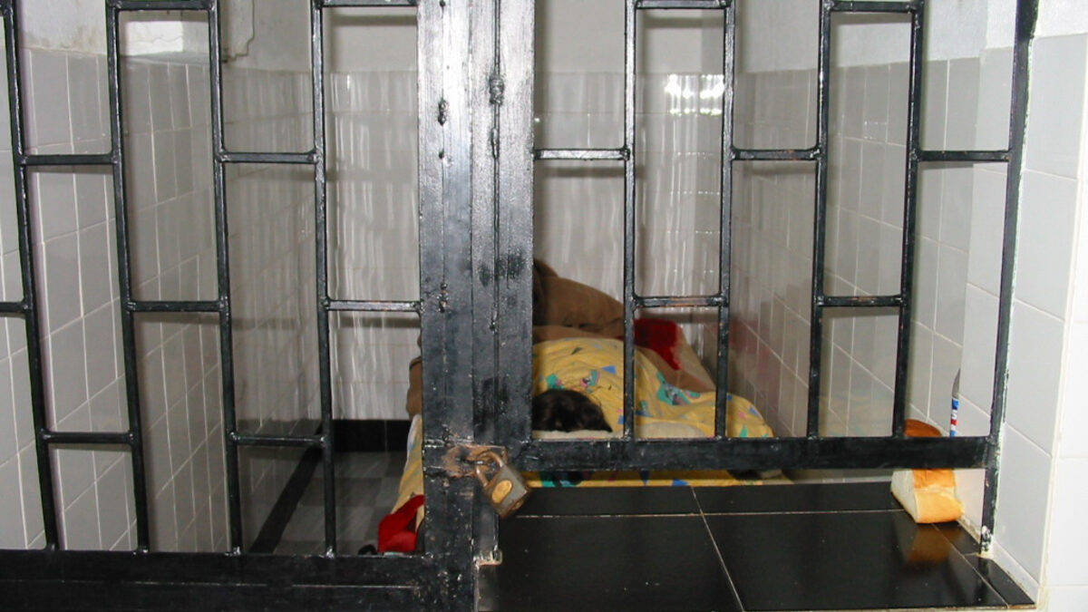 Процедурата, уредена в чл. 150 от Закона за здравето, позволяваща най-драстичното лишаване от свобода - чрез изолация и имобилизация, противоречи на основни принципи и права, въздигнати от Конституцията и от международното право по правата на човека. Процедурата, уредена в чл. 150 от Закона за здравето, позволяваща най-драстичното лишаване от свобода - чрез изолация и имобилизация, противоречи на основни принципи и права, въздигнати от Конституцията и от международното право по правата на човека.
