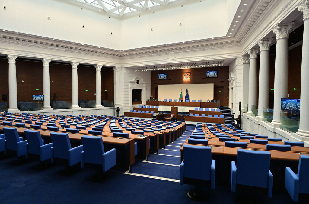 Депутатите официално излязоха в лятна ваканция