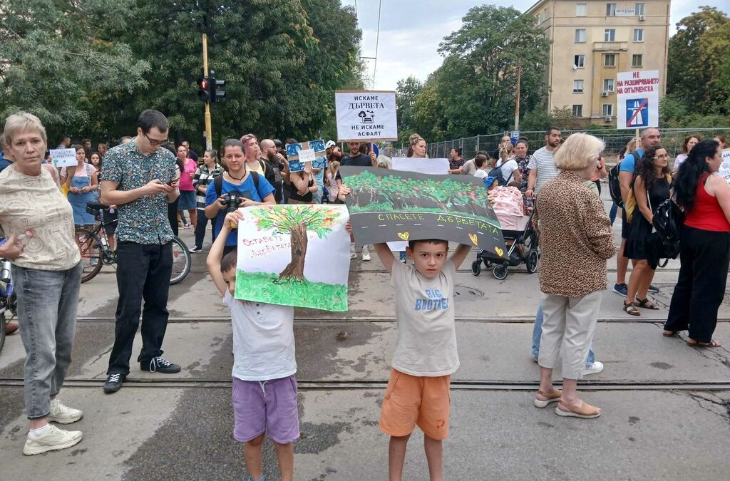 Живеещи по ул."Опълченска" са решени да бранят дърветата, с които са израснали. Живеещи по ул."Опълченска" са решени да бранят дърветата, с които са израснали.
