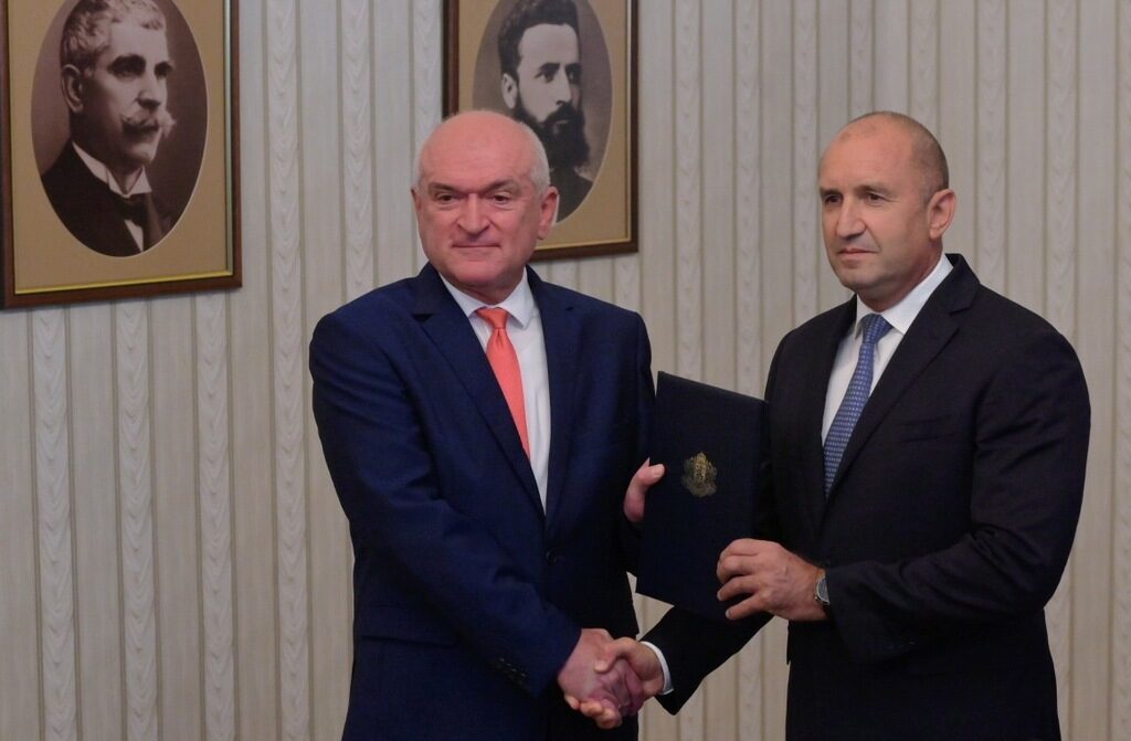 Президентът Румен Радев връчва манс