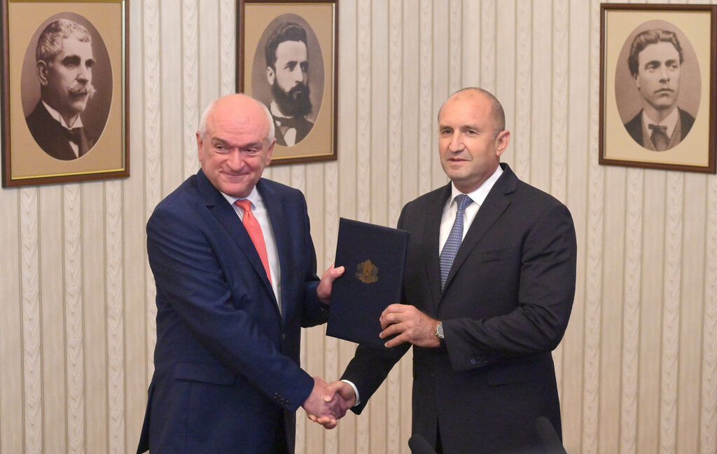 Президентът Румен Радев за втори път връчи на Димитър Главчев папката за съставяне на служебно правителство