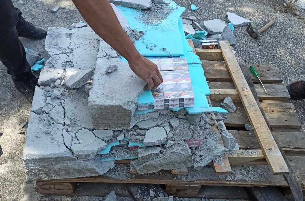 Митничари спряха контрабанда на над 75 000 къса цигари, част от тях отлети в бетонна плоча Митничари спряха контрабанда на над 75 000 къса цигари, част от тях отлети в бетонна плоча