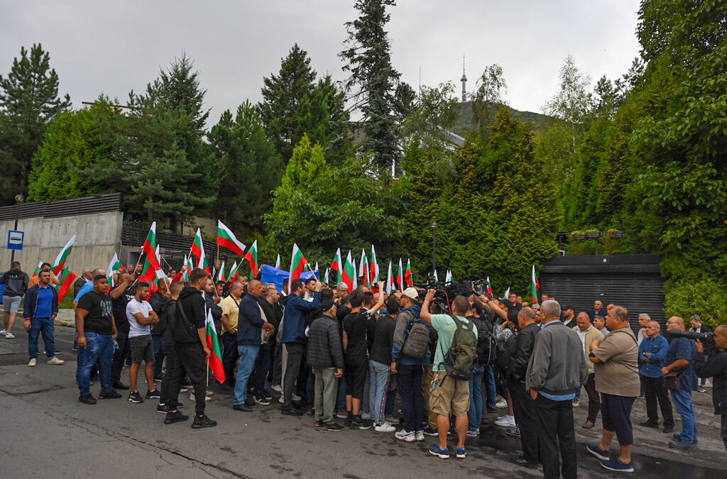 Симпатизанти на Доган отново са пред имота в "Бояна", полицейското присъствие е засилено