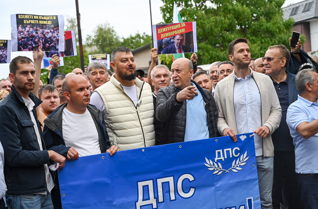 Хората на Доган се обявиха срещу "пипалата на октопода на Пеевски" Хората на Доган се обявиха срещу "пипалата на октопода на Пеевски"