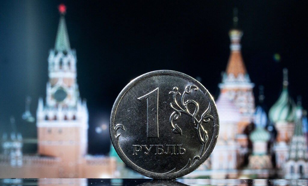 Курсът на рублата падна с почти 5% за ден