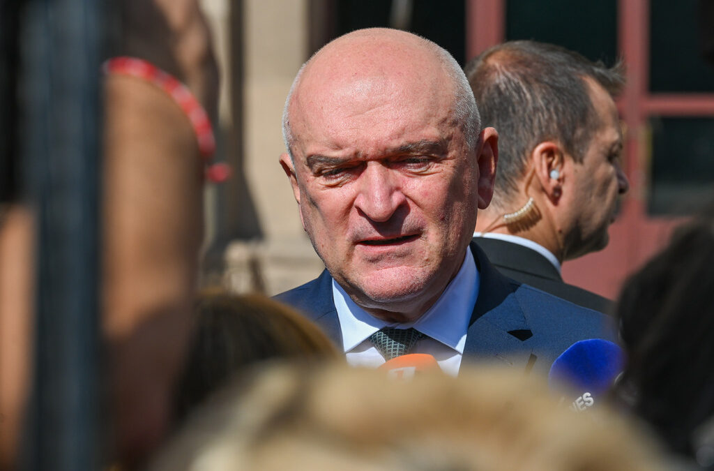 Служебният премиер Димитър Главчев на излизане от президенството (портрет) Служебният премиер Димитър Главчев на излизане от президенството (портрет)