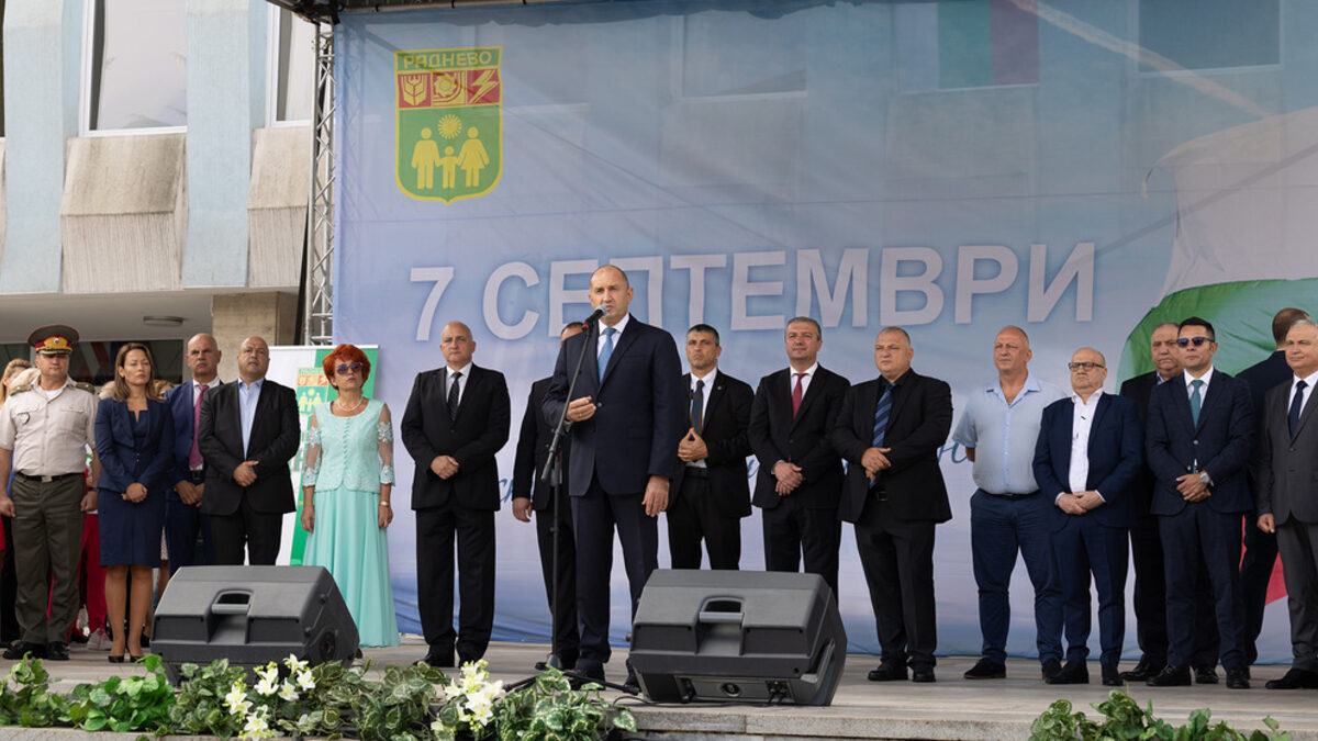 По думите на президента енергийният преход трябвало да се осъществи постепенно и с гаранция за работните места на всички специалисти в региона.