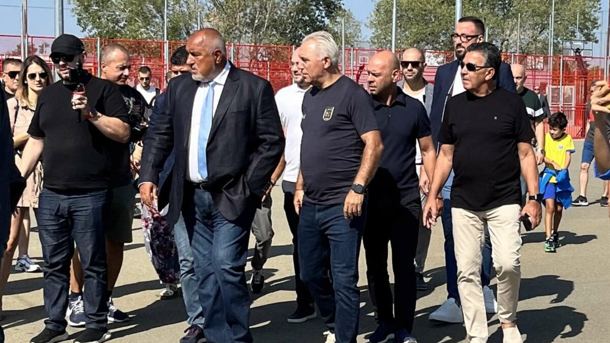 Предозиране: Бойко Борисов отново спасява футболни отбори с чужди средства Предозиране: Бойко Борисов отново спасява футболни отбори с чужди средства