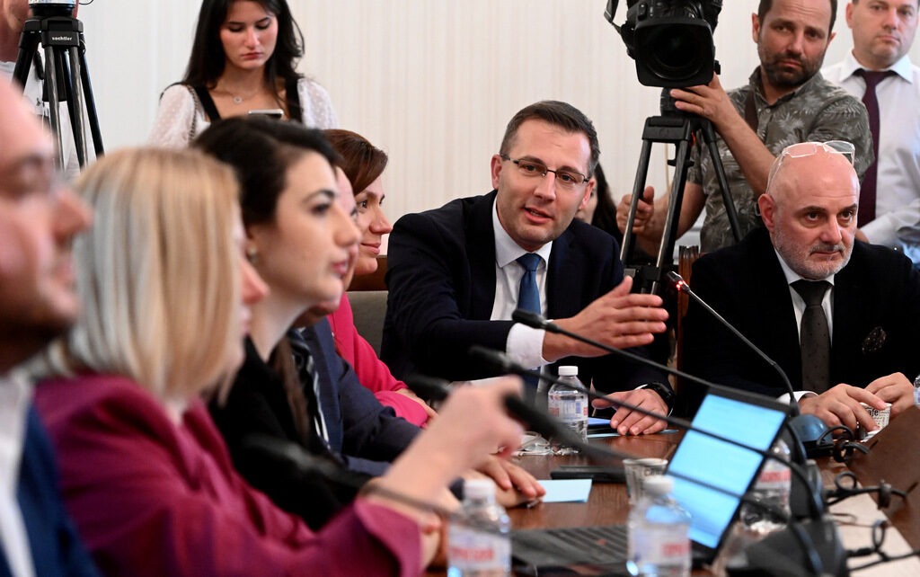 Мнозинството в комисията реши да изготви доклад за дейността на комисията, който да бъде изработен от сътрудниците в рамките на две седмици.