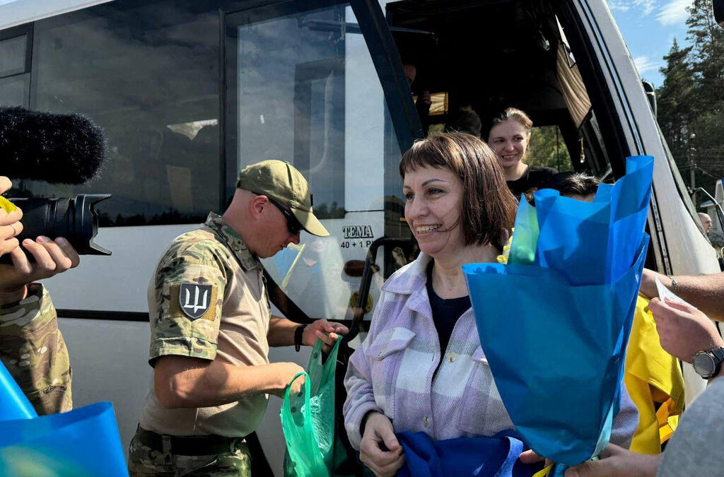 Украйна върна у дома 49 военнопленници, държани от Русия