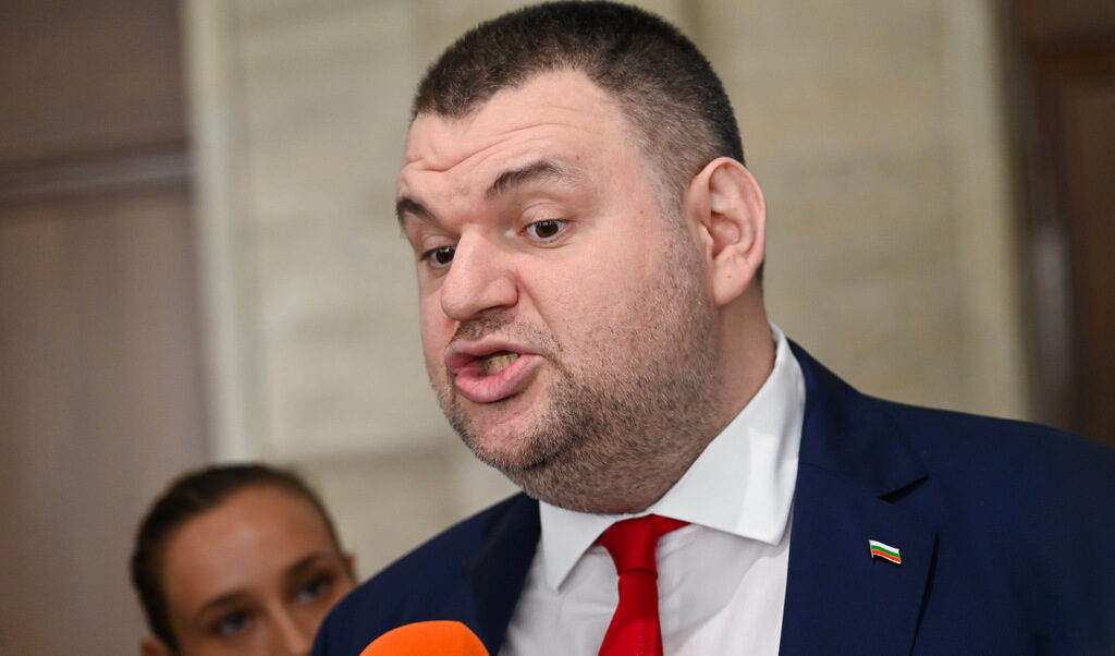 Пеевски обвини президента, че пилотите на разбилия се самолет са загинали заради егото му Пеевски обвини президента, че пилотите на разбилия се самолет са загинали заради егото му