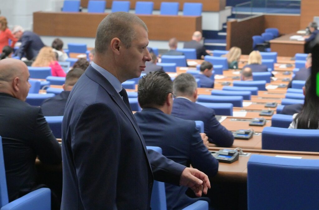 Парламентът остави Антон Славчев начело на антикорупционната комисия Парламентът остави Антон Славчев начело на антикорупционната комисия