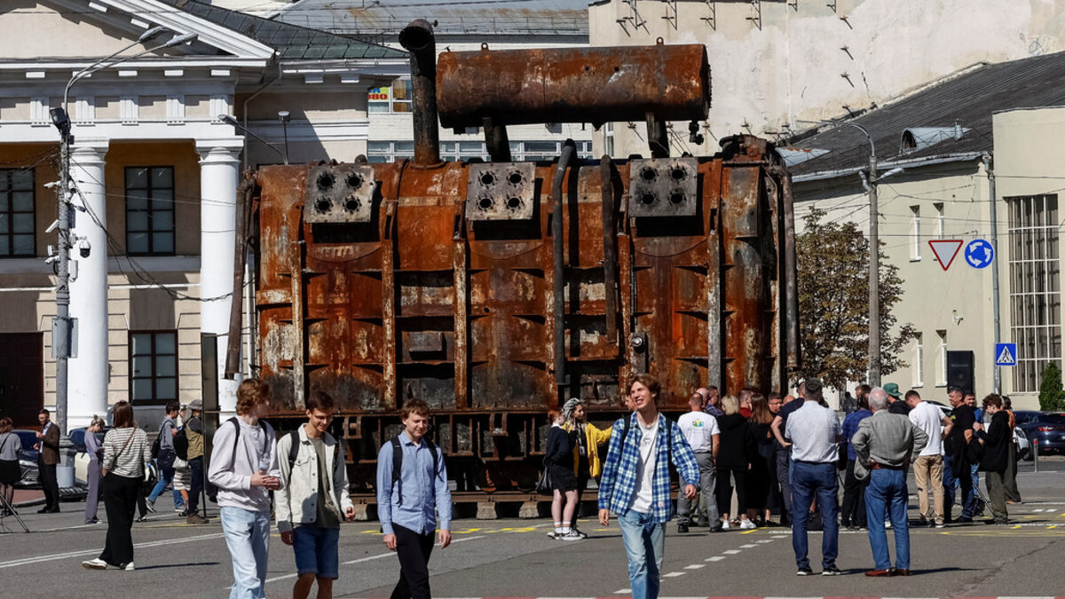Инсталация на трансформатор за електричество, повреден след руска атака, бе разположен в центъра на Киев.