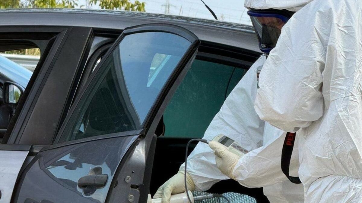 Двама са задържани с радиоактивен метал, който може да се използва в "мръсна бомба"
