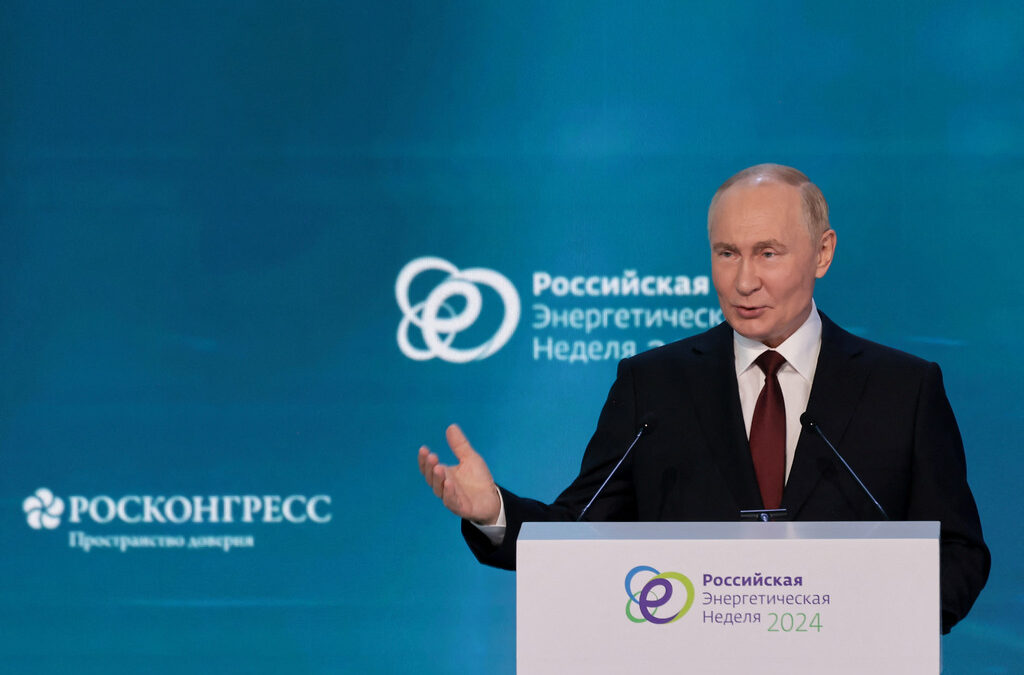 Руският президент Владимир Путин участва в енергиен форум в Москва.