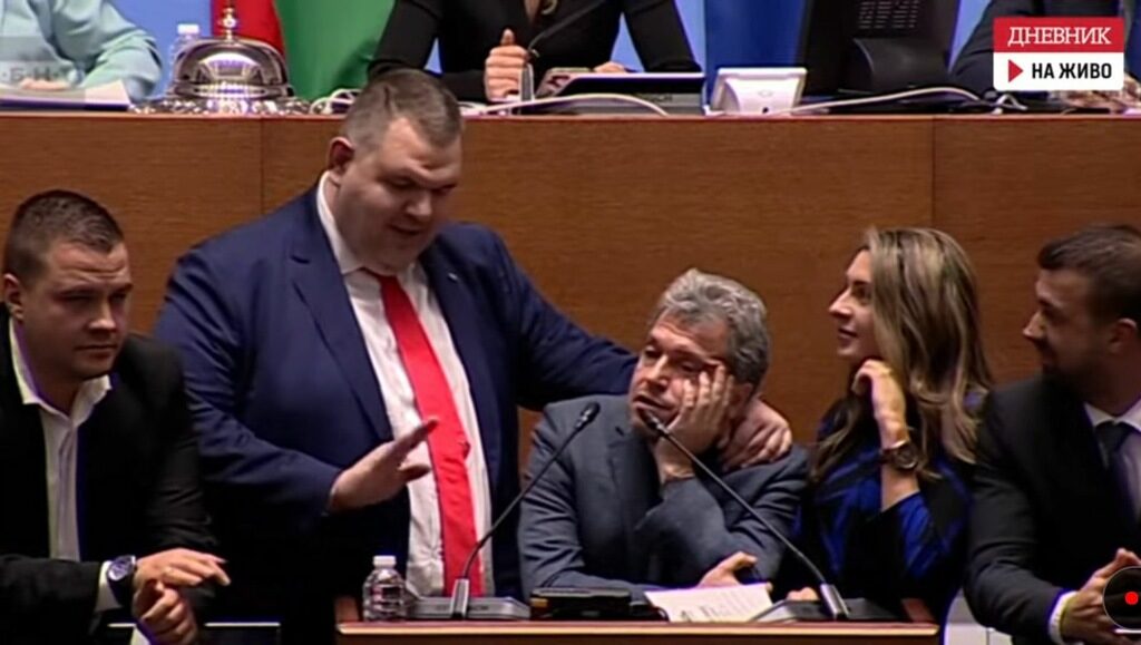 Блокада в парламента: "Има такъв народ" и "Възраждане" провалиха последното заседание, и Пеевски не успя да го спаси