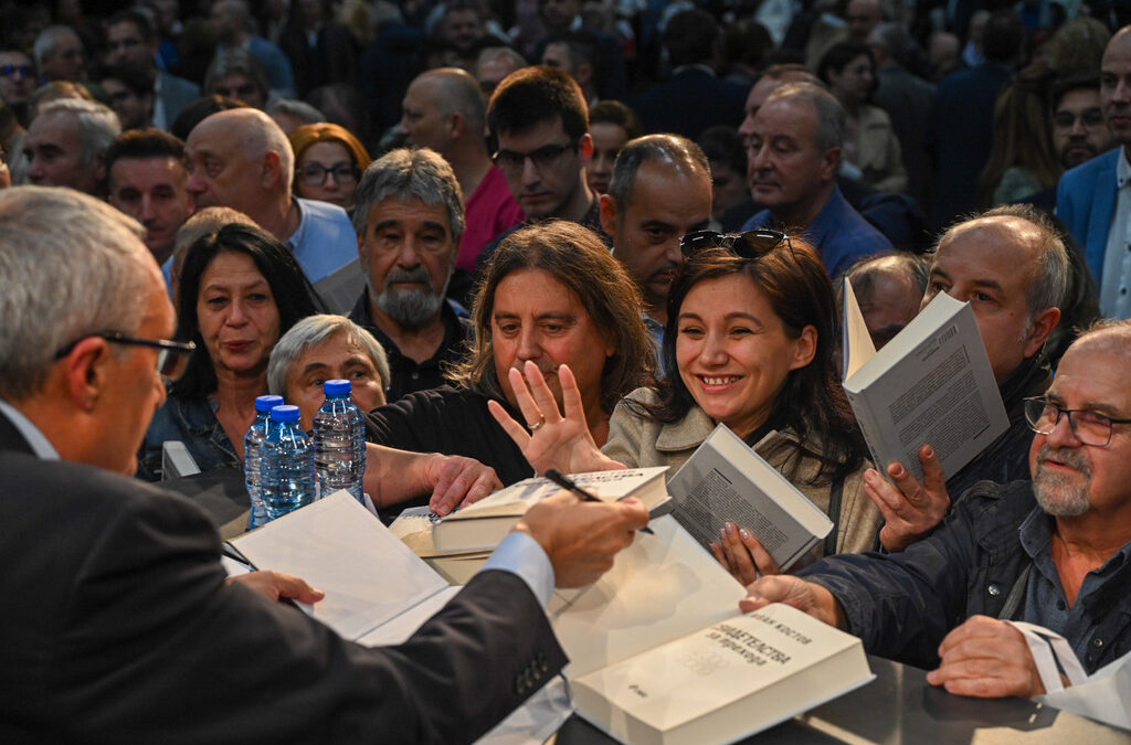 Снощи се състоя премиерата на<a href="https://www.dnevnik.bg/bulgaria/2024/09/24/4679870_ivan_kostov_izdade_vtora_chast_na_memoarite_si/" target="_blank"> новата книга</a> на бившия министър-председател и лидер на СДС и ДСБ Иван Костов "Свидетелства за прехода: 2000 - 2009". Овладяването на държавата от мафията, използването на прокуратурата за политически цели, спирането на реформите в администрацията, армията, МВР и службите са темите на втория том от мемоарите му. На представянето присъстваха съратници на Костов от активното му участие в политиката и представители на днешни политици от "Продължаваме промяната - Демократична България". <em>Очаквайте репортаж и фотогалерия от събитието </em>