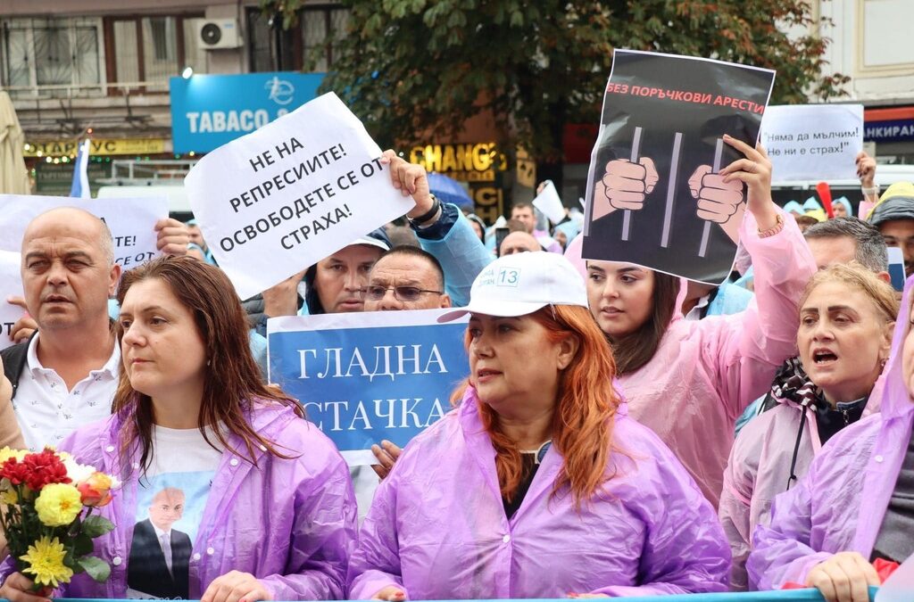 Ако искаме да имаме поне наченка на правова държава, наказателната репресия не може да бъде използвана за разправа с неудобни политически или икономически опоненти.<br /><br /><em>Снимката е от групата във фейсбук "Аз подкрепям Ахмед Доган" и е от протеста в събота пред Народното събрание.</em>