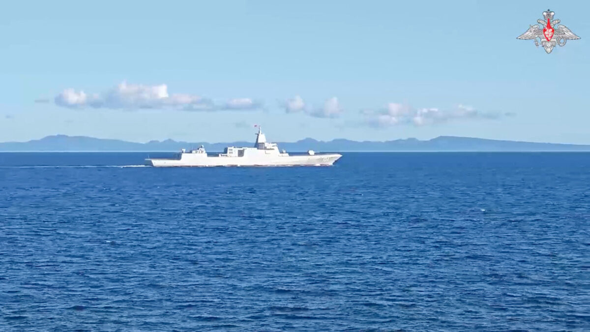 Руски и китайски кораби участват в съвместни учения в Тихия океан