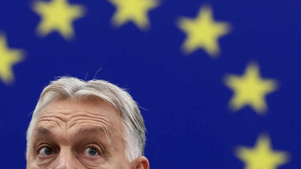 Виктор Орбан беше посрещнат с неохота от Европейския парламент. Евродепутатите изслушаха в пълно мълчание изказването му, след което го атакуваха за уронване на демокрацията и езика на омразата срещу мигрантите, както и за връзките му с Доналд Тръмп, Владимир Путин и Си Цзипин