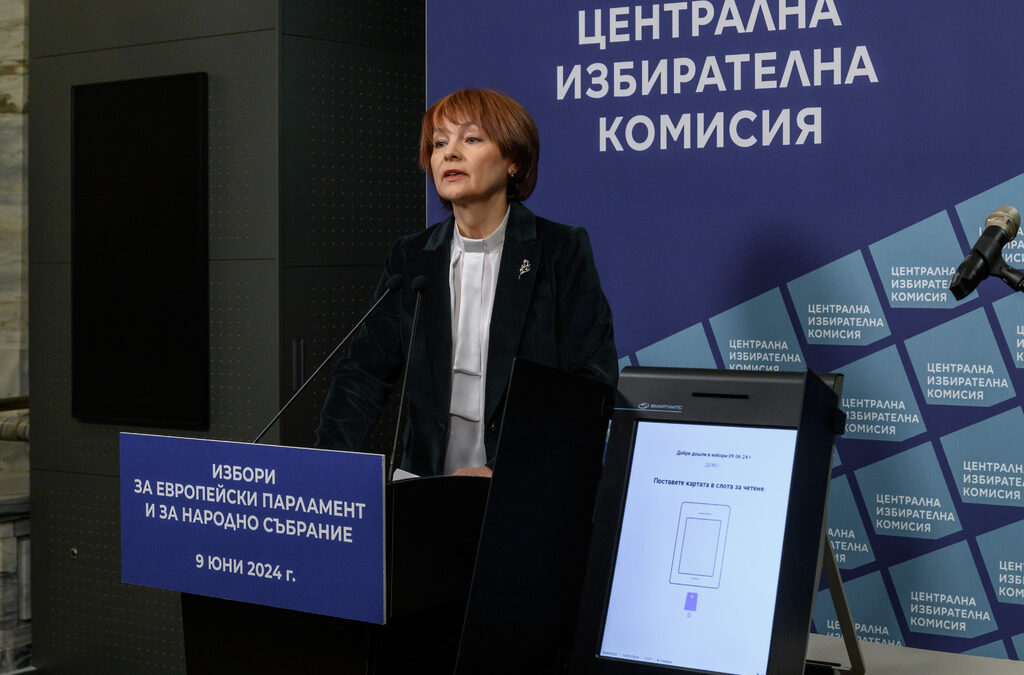 Централната избирателна комисия (ЦИК) показа образците на интегралните бюлетини, с които ще се гласува на парламентарните и европейски избори на 9 юни, машина, Росица Борисова Матева
