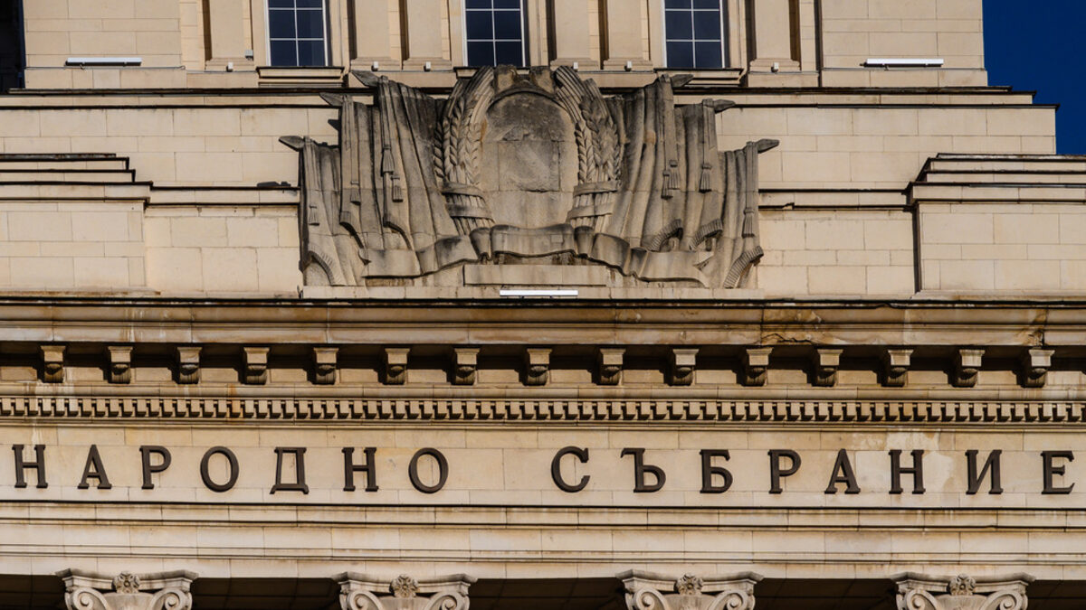Когато политиката се превърне в битова драма, само гражданствеността може да се противопостави на клановите зависимости. Когато политиката се превърне в битова драма, само гражданствеността може да се противопостави на клановите зависимости.