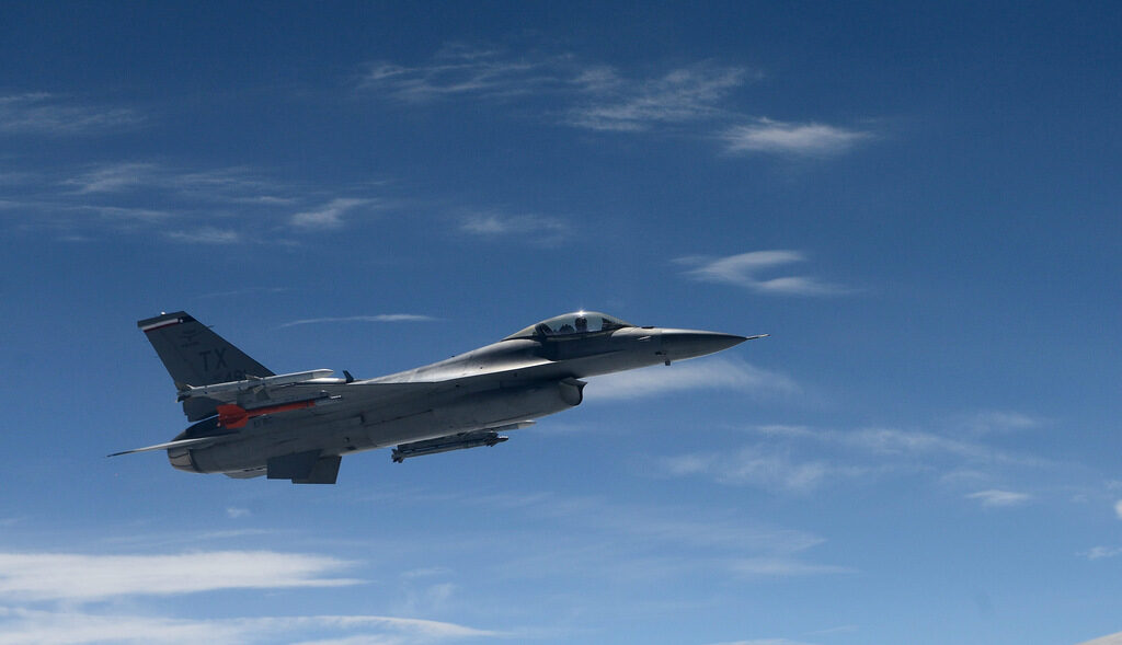KC-135, един от самолетите цистерни на Националната гвардия на Тенеси, пристигнали в Бургас в подкрепа на многонационалното учение Saber Guardian - 2019. Изтребител F-16
