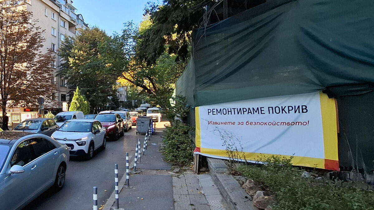 Ресторант "Кошарите" сега е опасан с висока ограда и с обява, че се ремонтира покривът