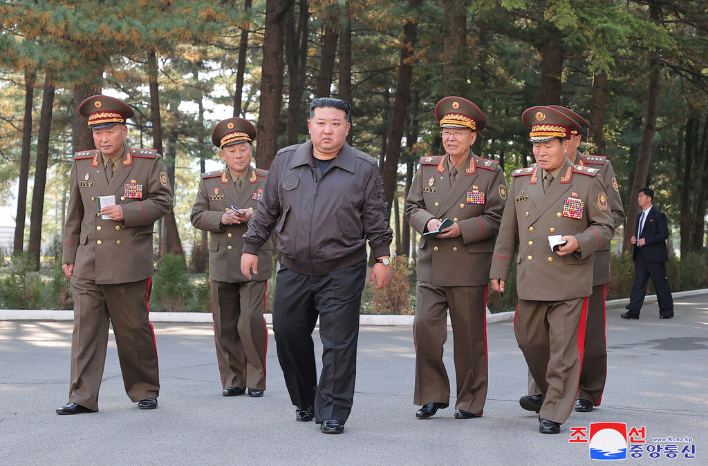 Лидерът на Северена Корея инспектира ядрени военни бази