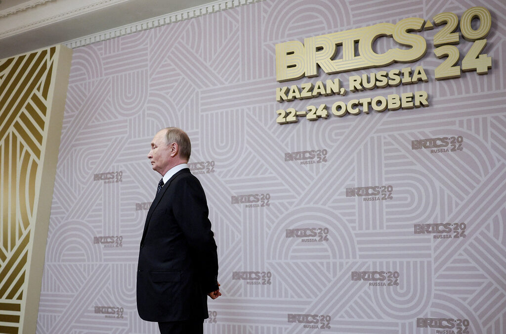 Руският президент Владимир Путин очаква да посрещне гостите на годишната среща на върха на БРИКС в руския град Казан