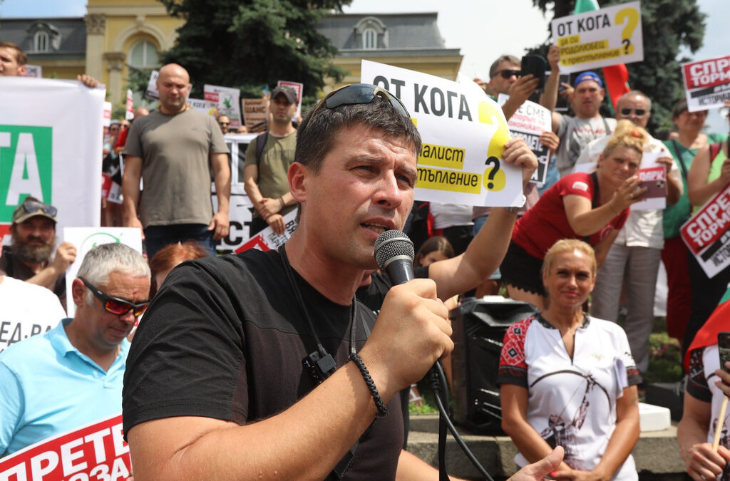 "Величие" влиза в парламента след протести и обществен скандал, който постави под тежко съмнение устоите на правовия и институционален ред в държавата.