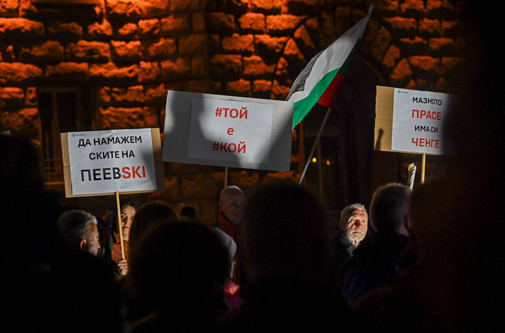 Гражданската организация БОЕЦ организира във вторник вечер протест пред президентството срещу нечестните избори. Участници поискаха <a href="https://www.dnevnik.bg/temi/parlamentarni_izbori_2024/" target="_blank">нови избори</a>, които да бъдат честни, както и смяна на служебния министър на вътрешните работи и служебния премиер Гражданската организация БОЕЦ организира във вторник вечер протест пред президентството срещу нечестните избори. Участници поискаха <a href="https://www.dnevnik.bg/temi/parlamentarni_izbori_2024/" target="_blank">нови избори</a>, които да бъдат честни, както и смяна на служебния министър на вътрешните работи и служебния премиер