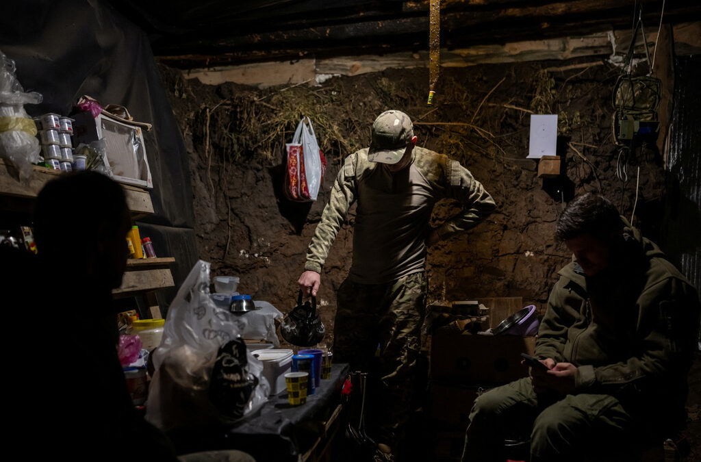 Украински войници на фронтовата линия в Донецк