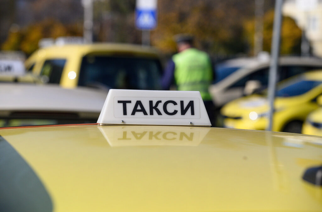 Таксиметрови шофьори протестират в Пловдив