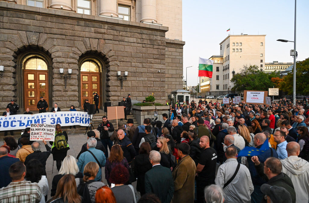 Снимката е от протеста, организиран от Правосъдие за всеки, на 15 октомври срещу номинацията на Борислав Сарафов за главен прокурор. Снимката е от протеста, организиран от Правосъдие за всеки, на 15 октомври срещу номинацията на Борислав Сарафов за главен прокурор.