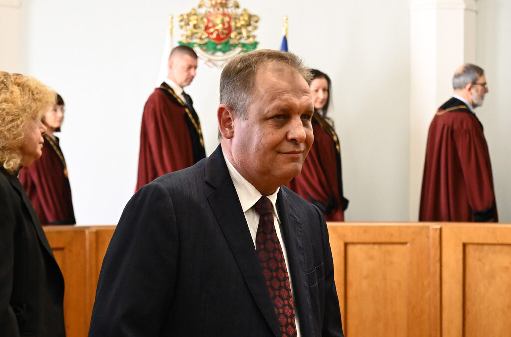 Десислава Атанасова и Борислав Белазелков положиха клетва като членове на Конституционния съд от квотата на парламента. Конституционен съд, конституционни съдии. Георги Чолаков, ВАС