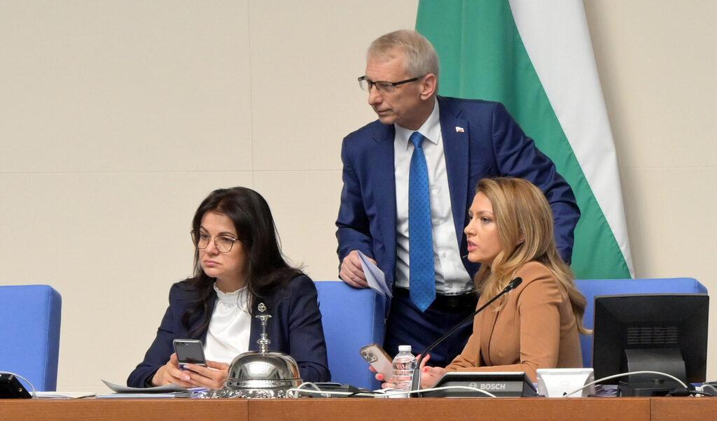 ГЕРБ може да отстъпи за председател на парламента при коалиционно споразумение, искат общ избор на трети партньор